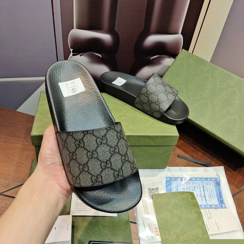 G*u*i slippers